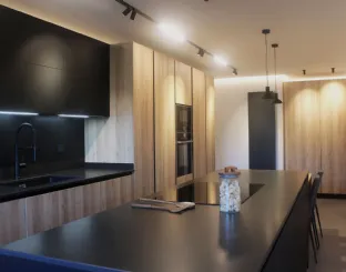 Cucina Moderna D23 Rovere dogato e Nero di Doimo Cucine