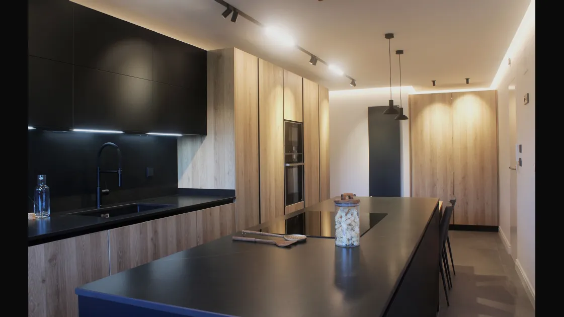 Cucina Moderna D23 Rovere dogato e Nero di Doimo Cucine