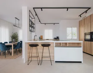 Cucina Moderna con penisola D23 in Rovere e laccato Bianco di Doimo Cucine